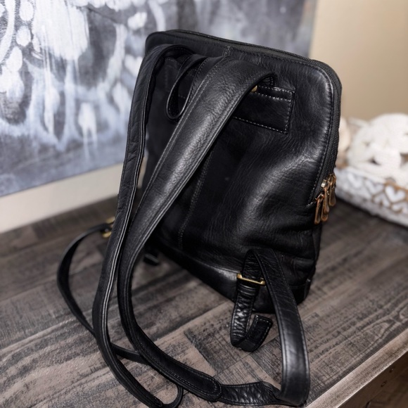 Le Donne Leather Riverwalk Women's Backpack - Picture 6 of 10